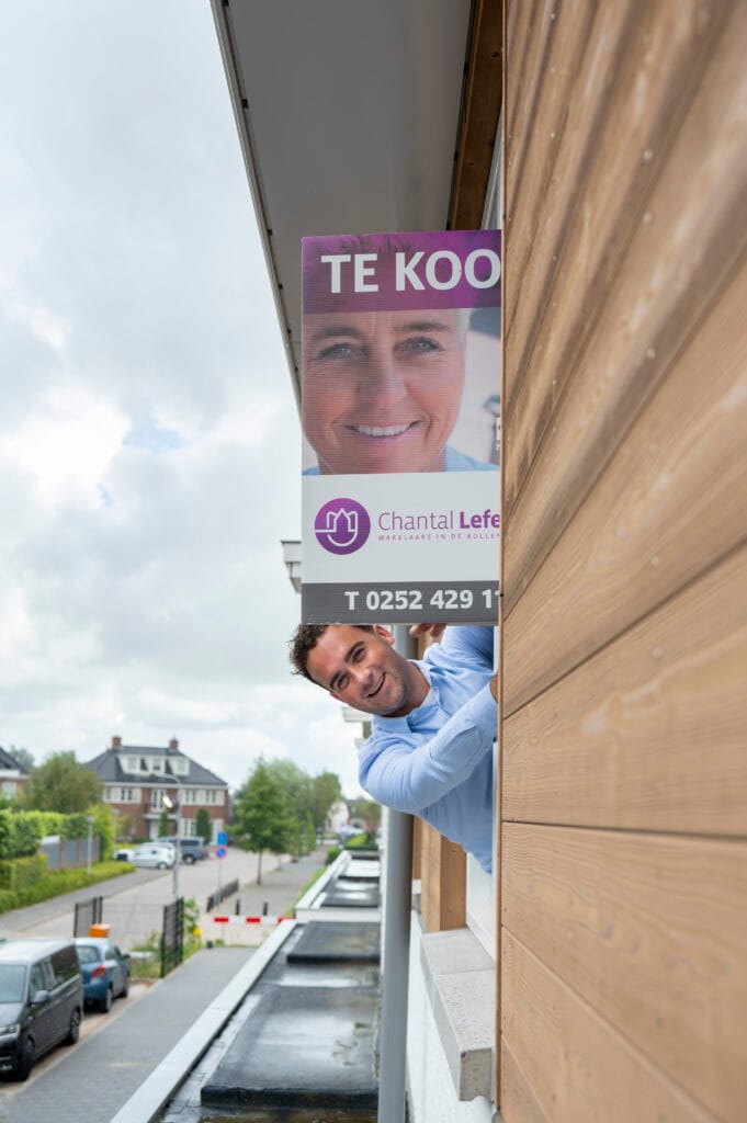 Het te koop bord hangen wij graag aan uw gevel